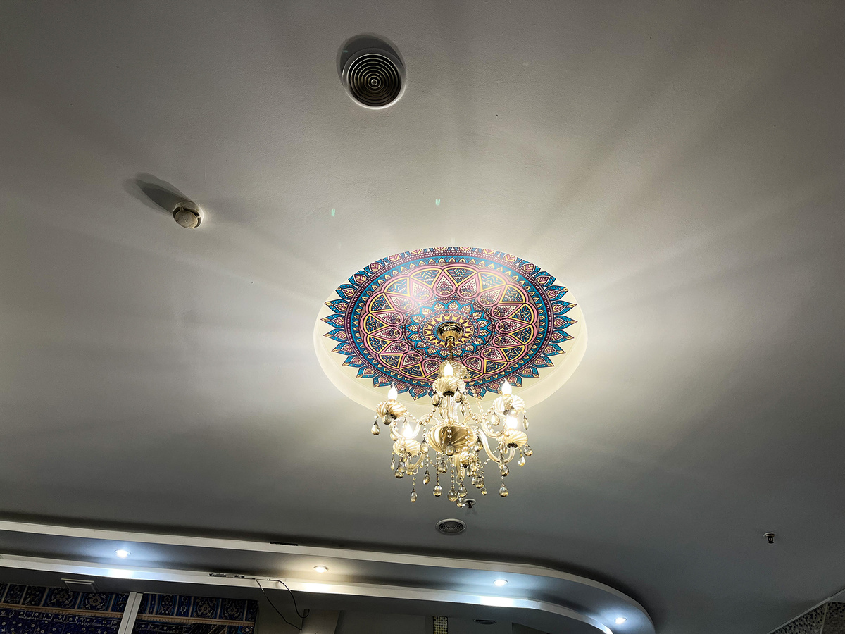 Под потолком - хрустальные люстры →