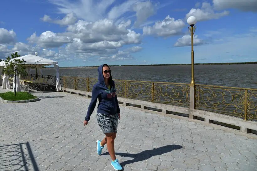     Набережная вдоль реки Амур в туркомплексе "Ривьера парк" в Хабаровском крае. © РИА Новости. Игорь Онучин