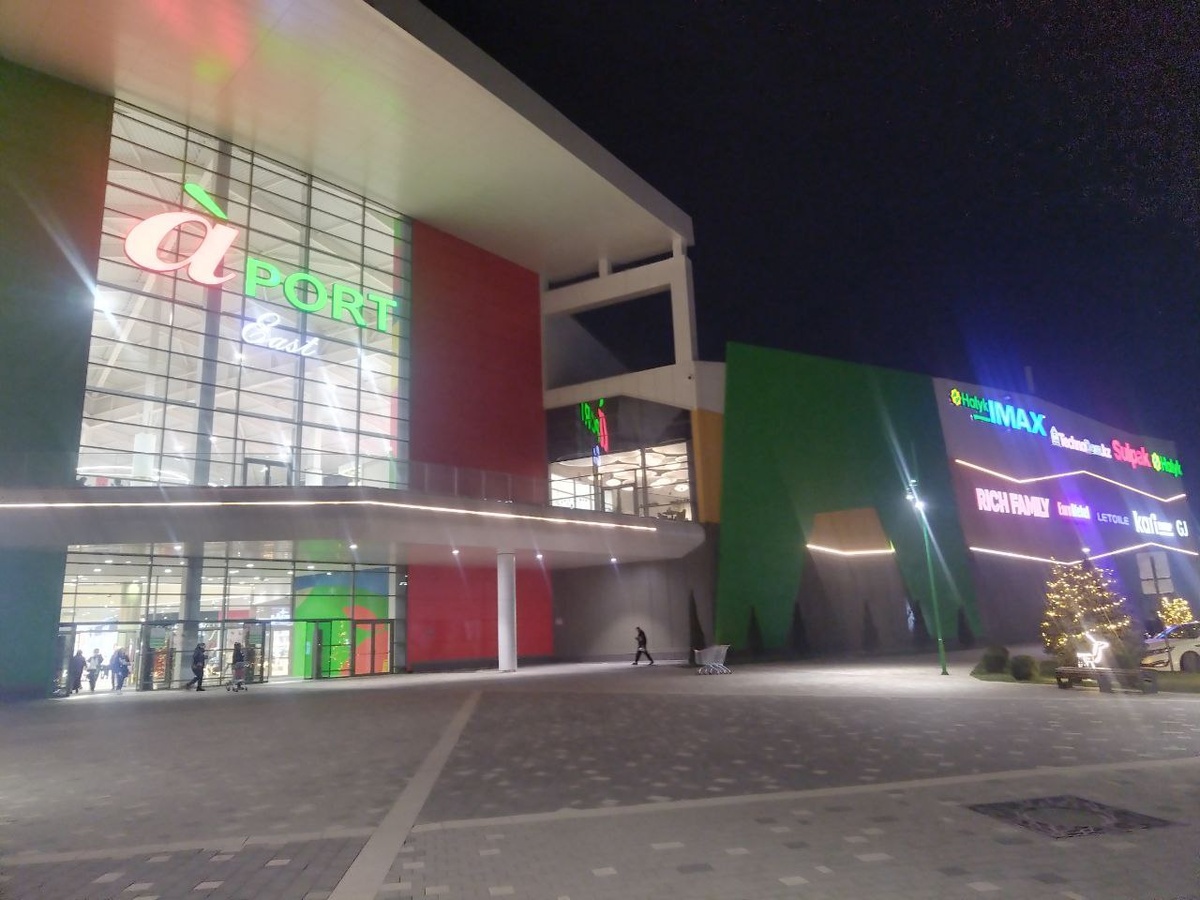 Это центральный вход в этот ТЦ, плюс 2 боковых и свой у аквапарка.