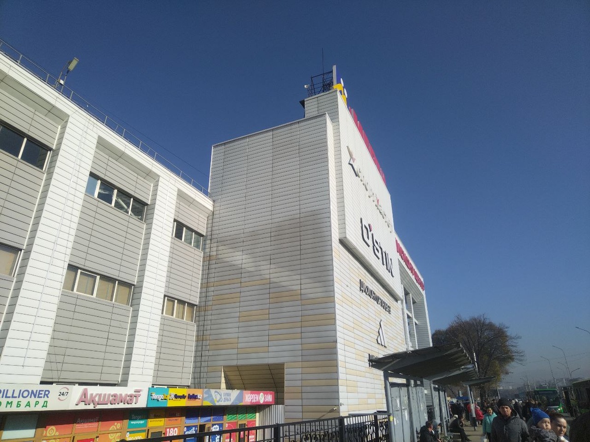 Это здание — собственно "Мерей", здесь вас оденут и обуют, но это только первое здание…