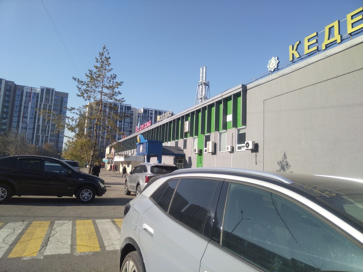 …здесь ещё кое-что для дома и даже таможня…