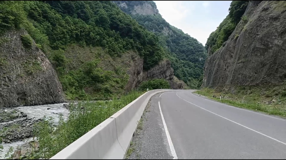 Дорога вдоль реки Геналдон