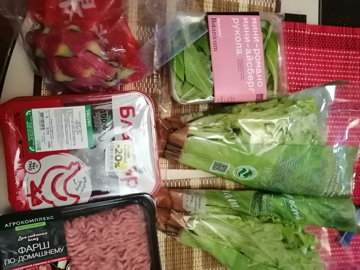 Зелень, фарш и печень куриная.