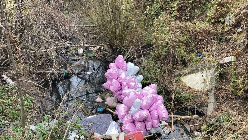    Остатки праздника в ручье на улице Бештаугорской Фото: Виктория Ветер / / ИА «Победа26»