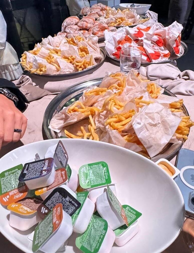 Стол ломился от огромного количества бургеров и картошки-фри.