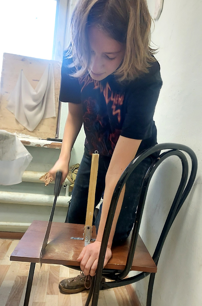 Студентка 3-го курса художественного колледжа за изготовлением каркаса для скульптуры. Фотография автора канала 