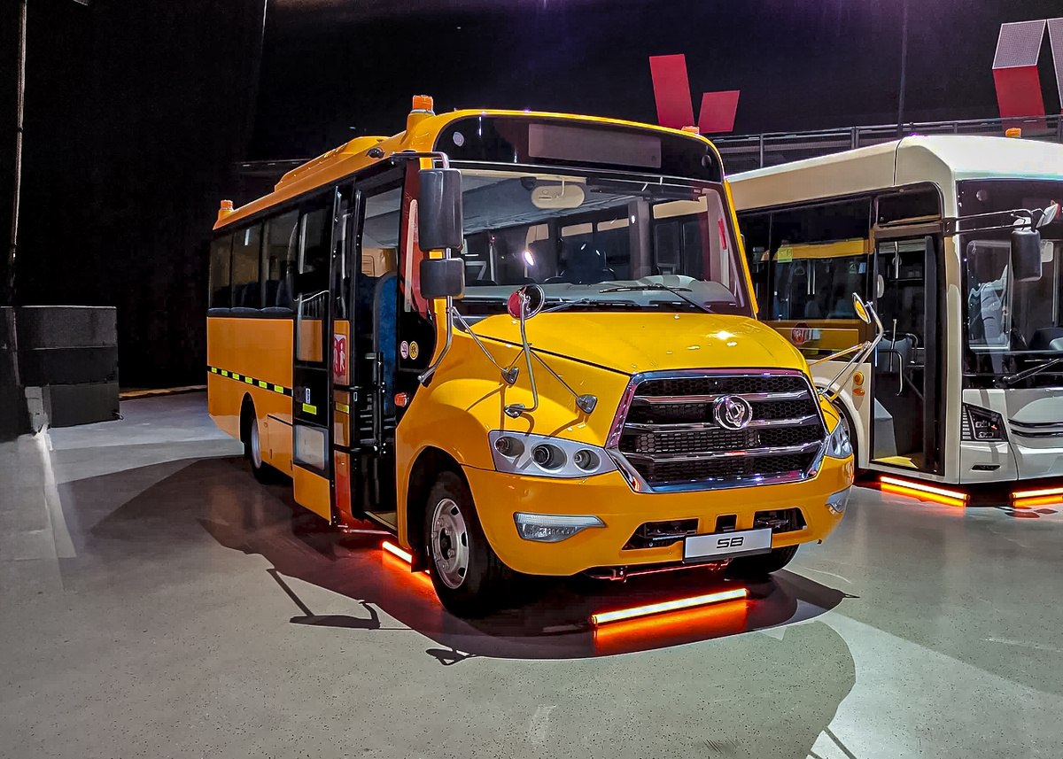 Есть, например, в ассортименте компании вот такой вот капотный (а равно - безопасный) автобус S8, предназначенный для перевозки детей