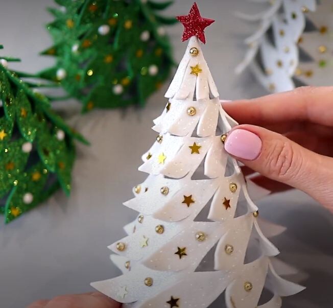    Новогодняя елочка из фоамирана    
Источник: Скриншот из видео