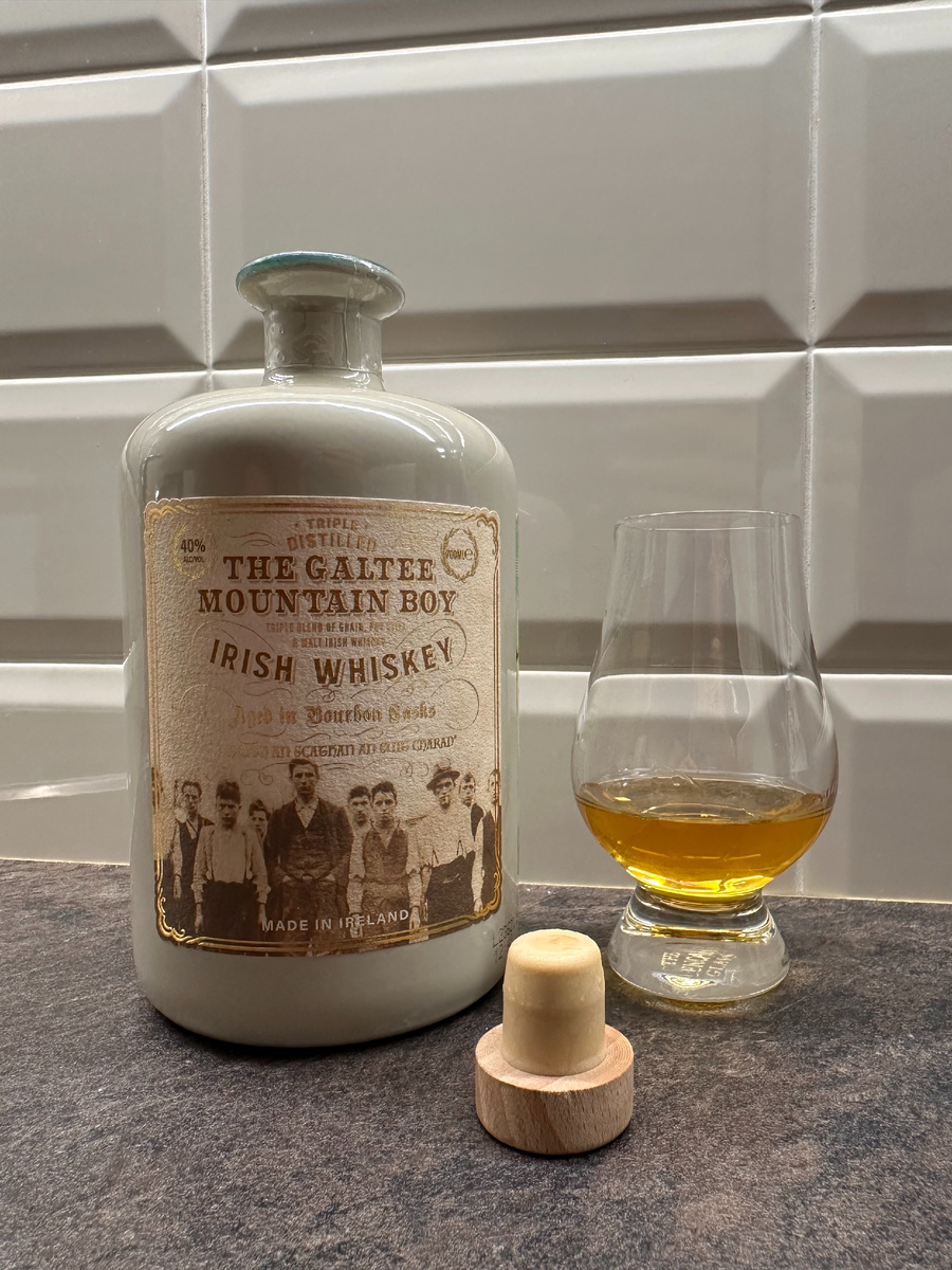 Стеклянная бутылка имитирует глинянную 