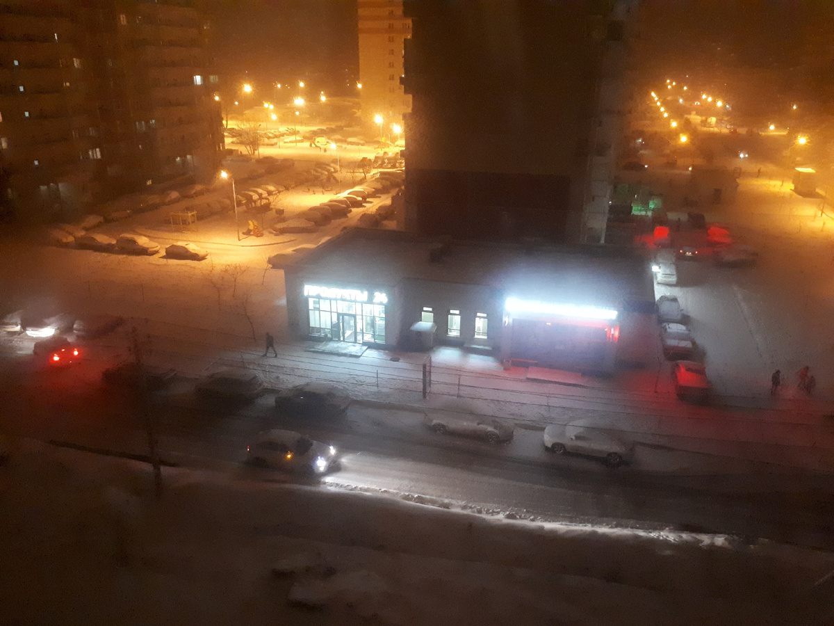 Вид с нашего балкона на угол ул.Душистой и банк "Кубань кредит" Снежный 2017 год