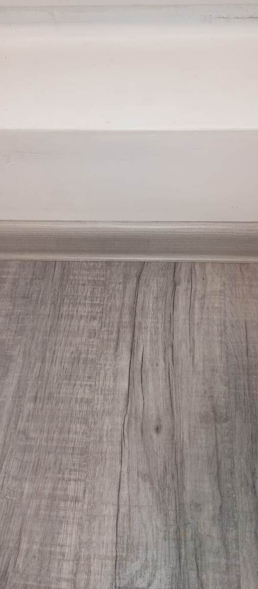 Уложенная напольная ПВХ- плитка