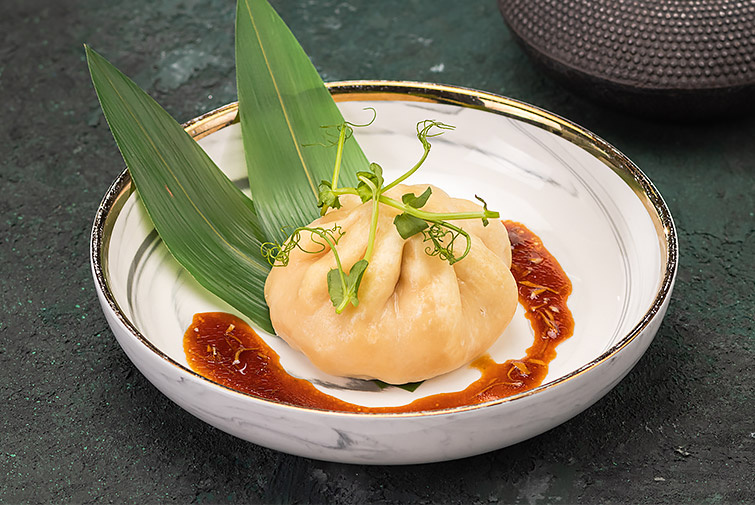 В сети TOKYO можно попробовать ресторанную версию знаменитого стрит-фуда — пян-се с нежным мясом краба, кальмаром, сливочным сыром и соком лайма.