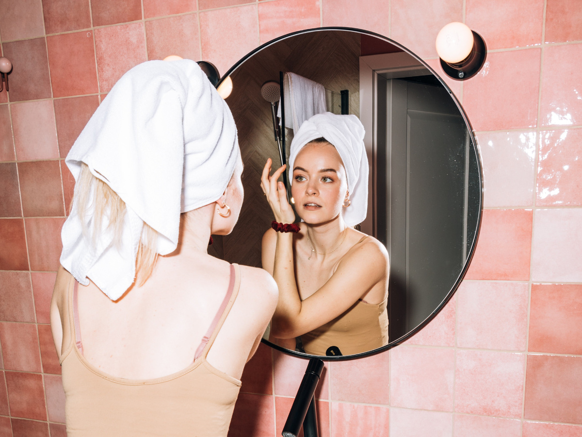 Если вы опаздываете и нужно высушить волосы как можно быстрее, используйте фен в режиме холодной сушки