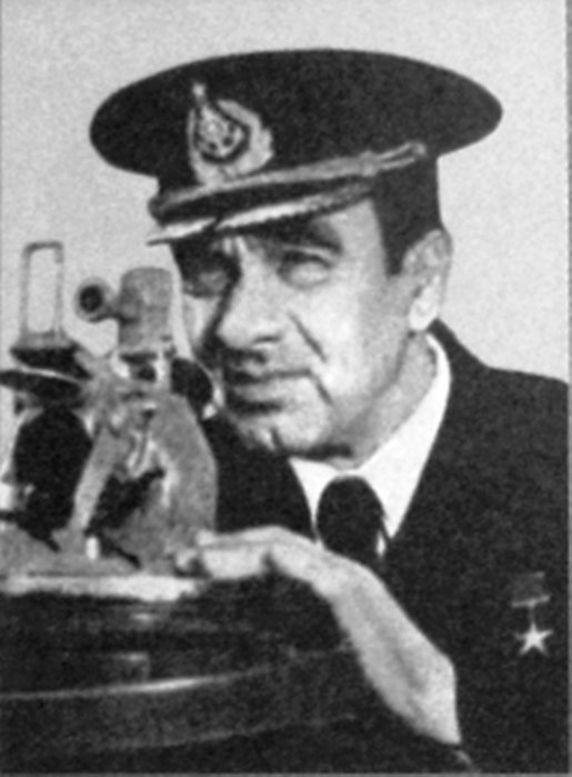 Мефодий Акимович Кравцов — известный новатор Северо-Западного речного пароходства. Фото из Книги почета Ленинградской РЭБ (1959 год).