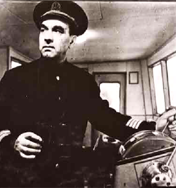 Капитан Кравцов управляет сухогрузом. Фото из архива Волжского пароходства.