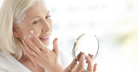 Женщина заботится о коже