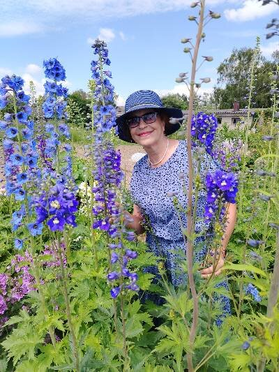 Приятельница как фон саду