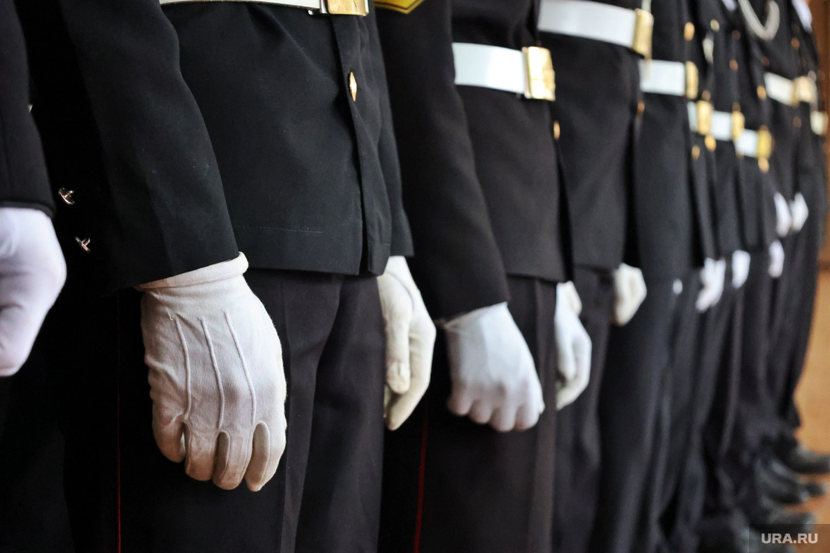 Курсанты собрались на плацу, но далеко не для построения и марша. Фото: Екатерина Сычкова © URA.RU