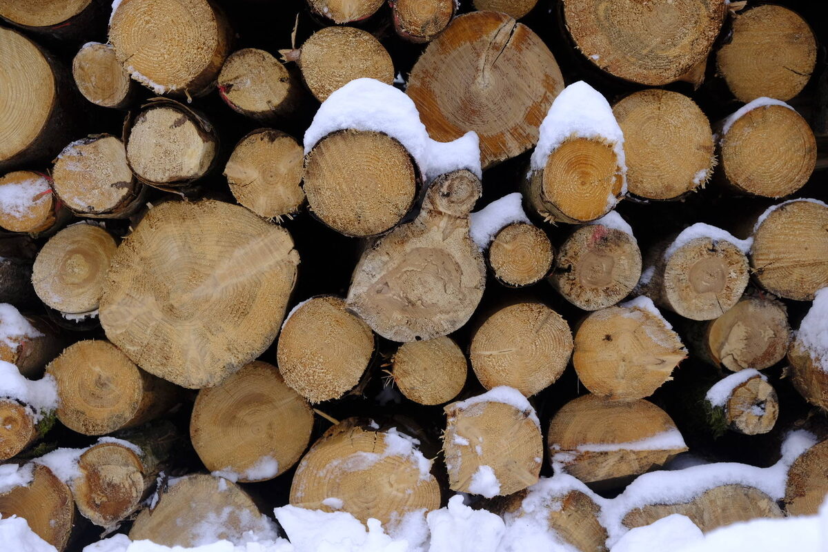     Дрова как новогодний декор для загородного дома: 7 оригинальных идей