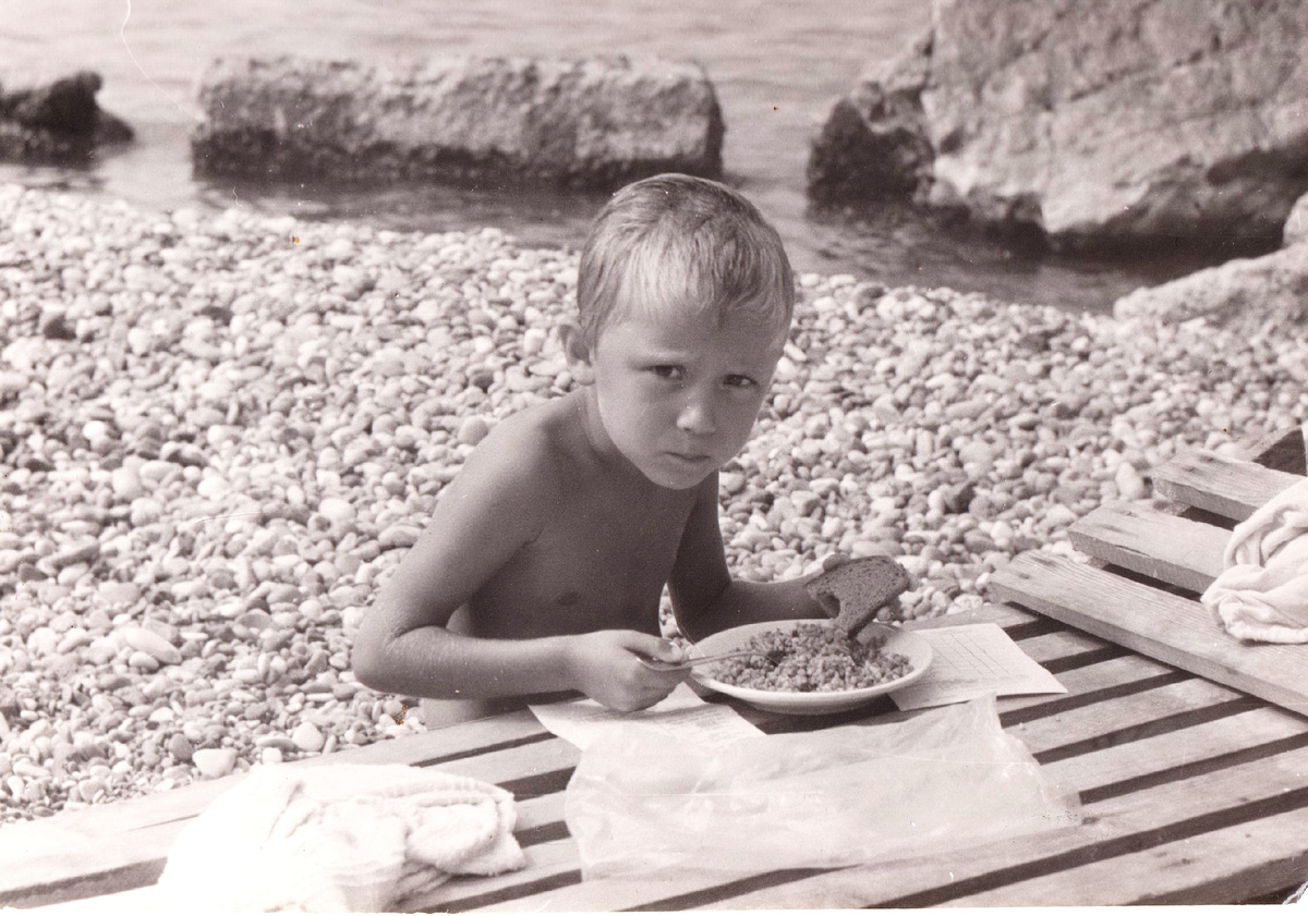 Опять есть заставляют