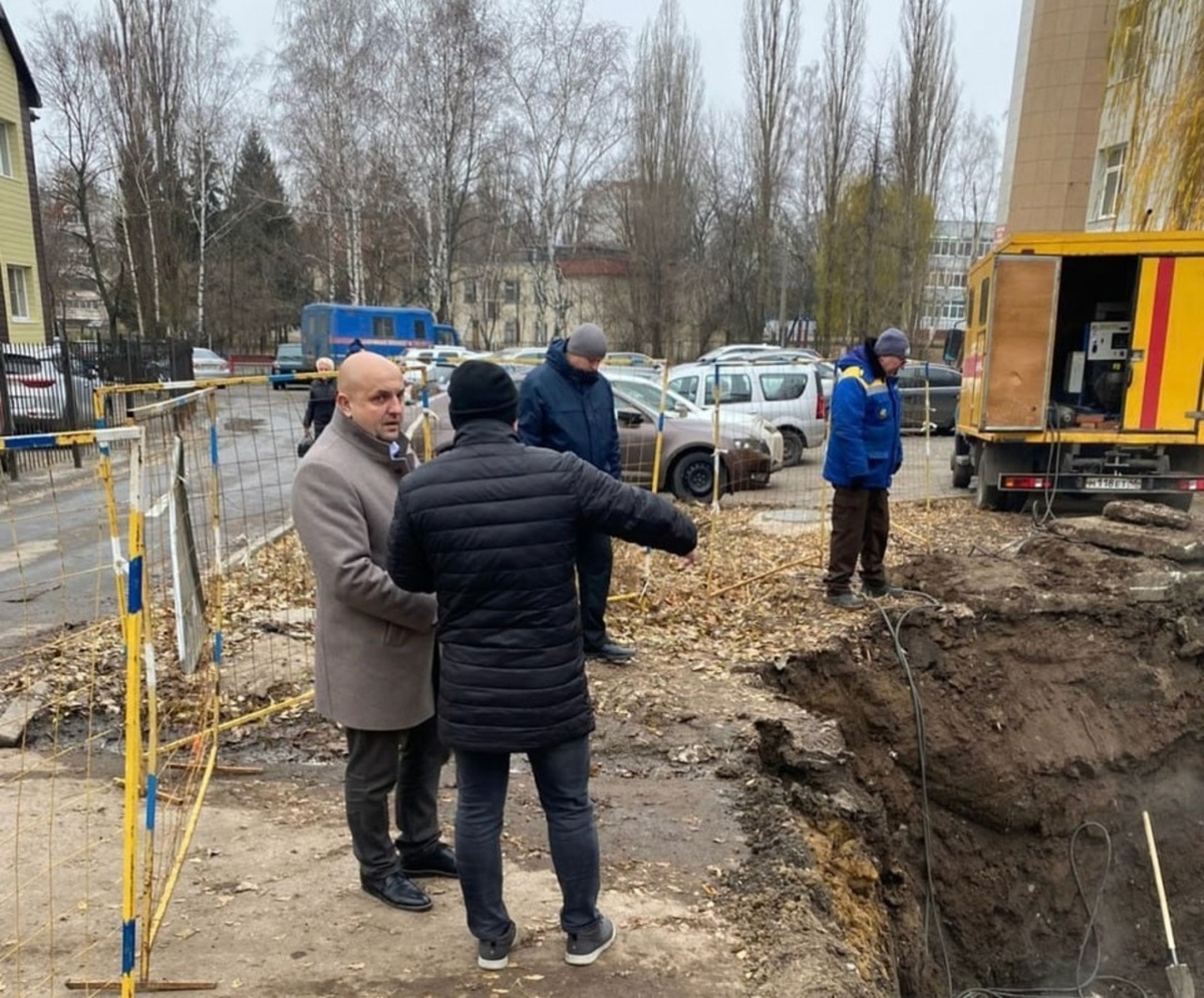    На место аварии теплосети на улице Республиканской в Курске выехал министр ЖКХ и ТЭК