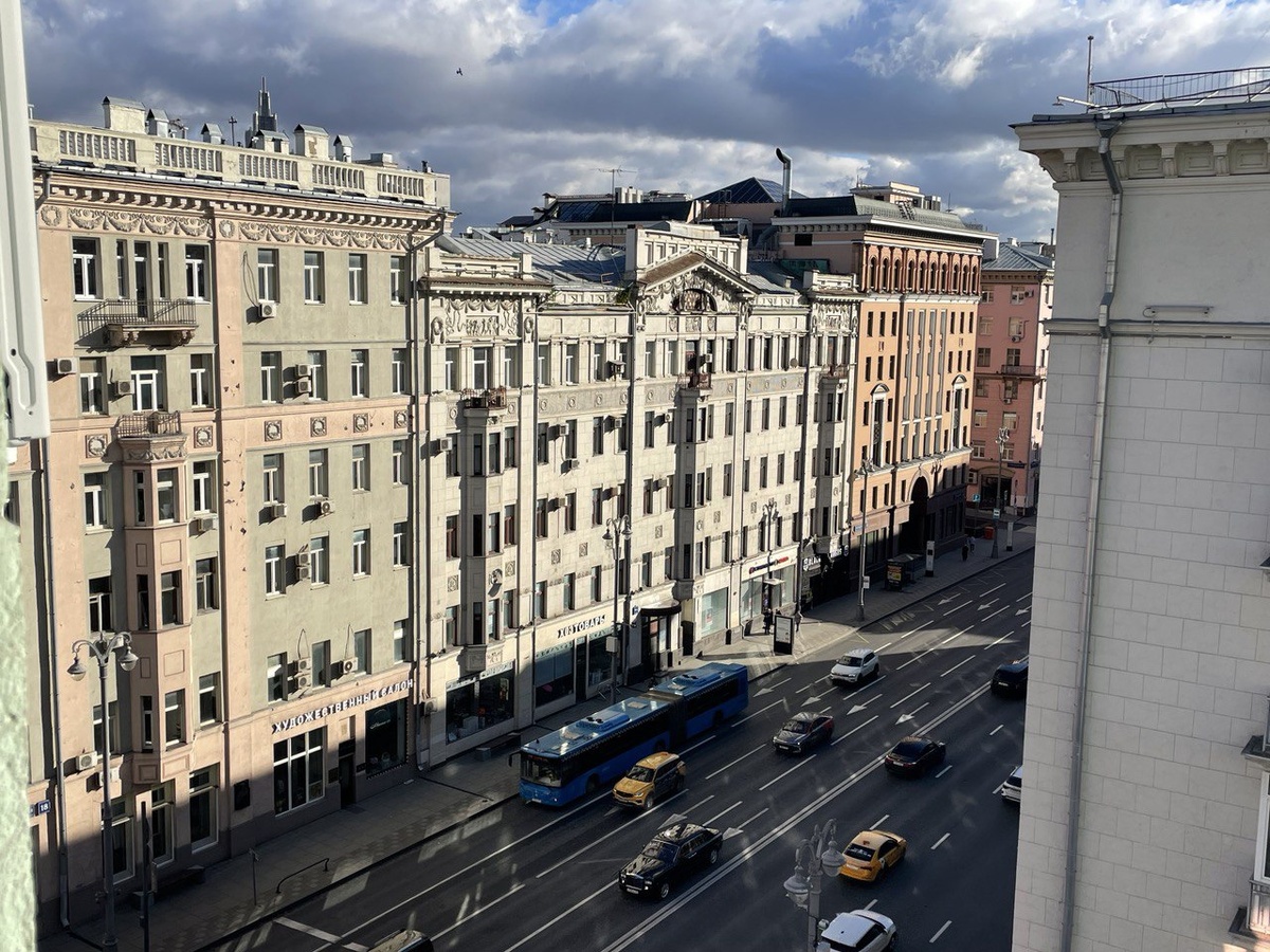 Вид из окна квартиры со стеной из сусального золота