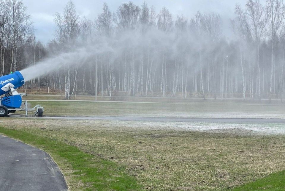    Снежные пушки начала работу на стадионе.