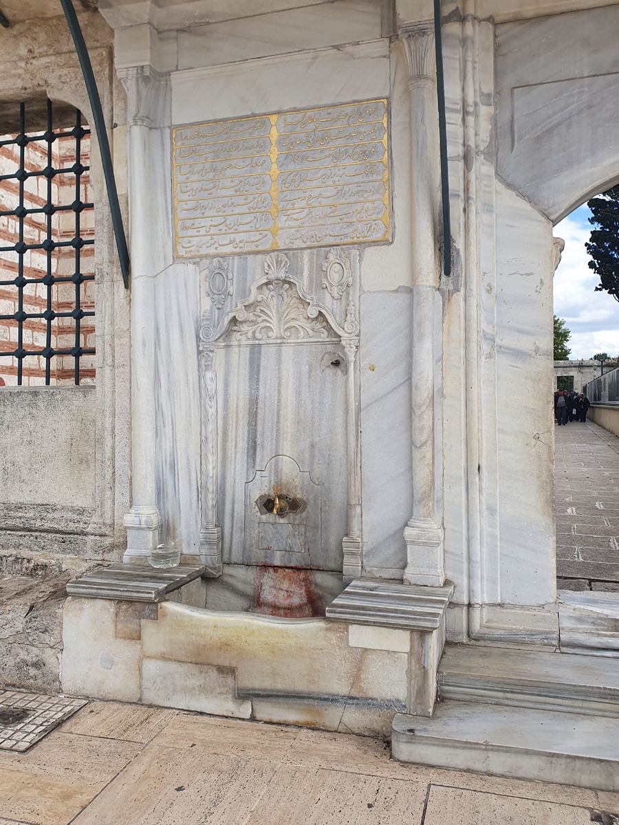 Предполагается, что мрамор в  источнике во дворе мечети как раз из церки Св. Апостолов