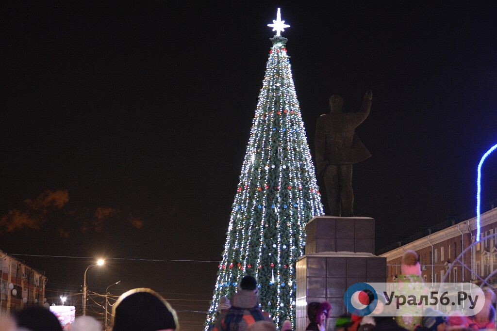    Без изменений: В Оренбурге и Орске назвали высоту новогодних елок на главных площадях — 25 метров и 22 метра. Еще раз о датах открытия