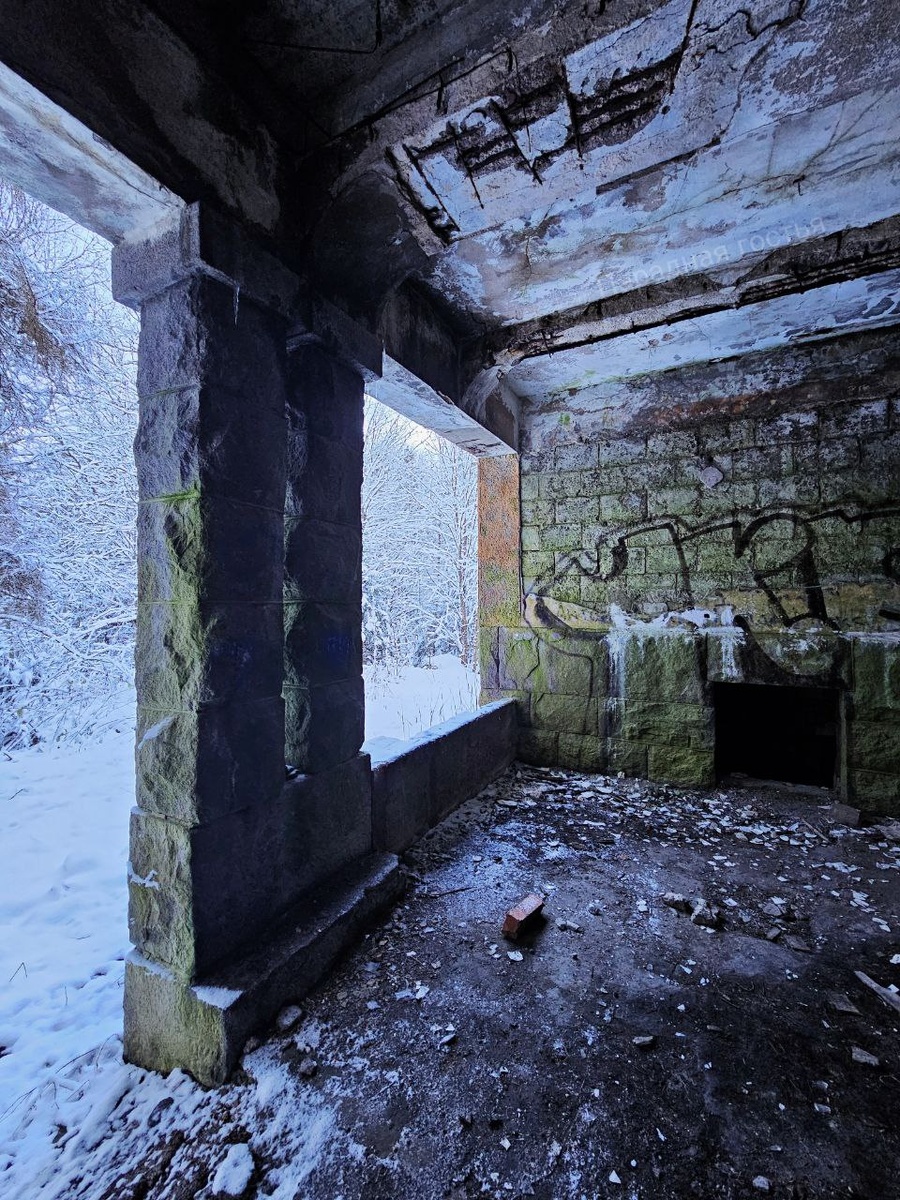 Каменные столбы чем-то напоминают усадьбу в Белогорке. Фото: Парадная гостья