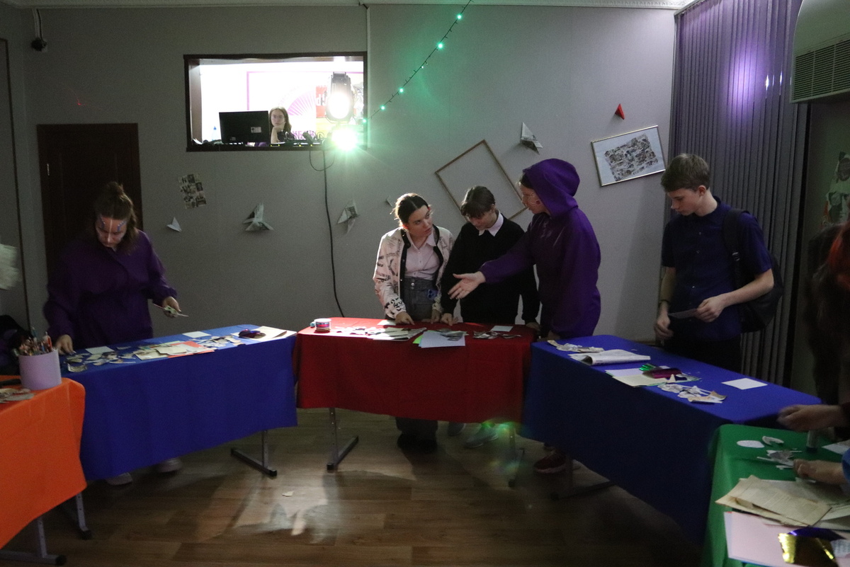 Мастер класс по футуристическому коллажу. Фото Вячеслава ПЕТРОВА.