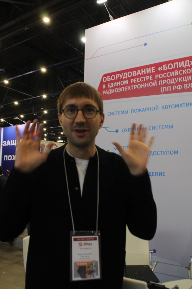 Горяченков Максим Сергеевич на выставке.  Фото Автора.