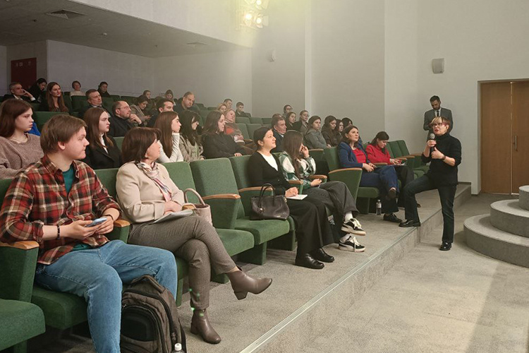    Выступление Андрея Макарова напоминало некий тренинг для старшего поколения о том, как ему работать с молодыми и вообще понимать их