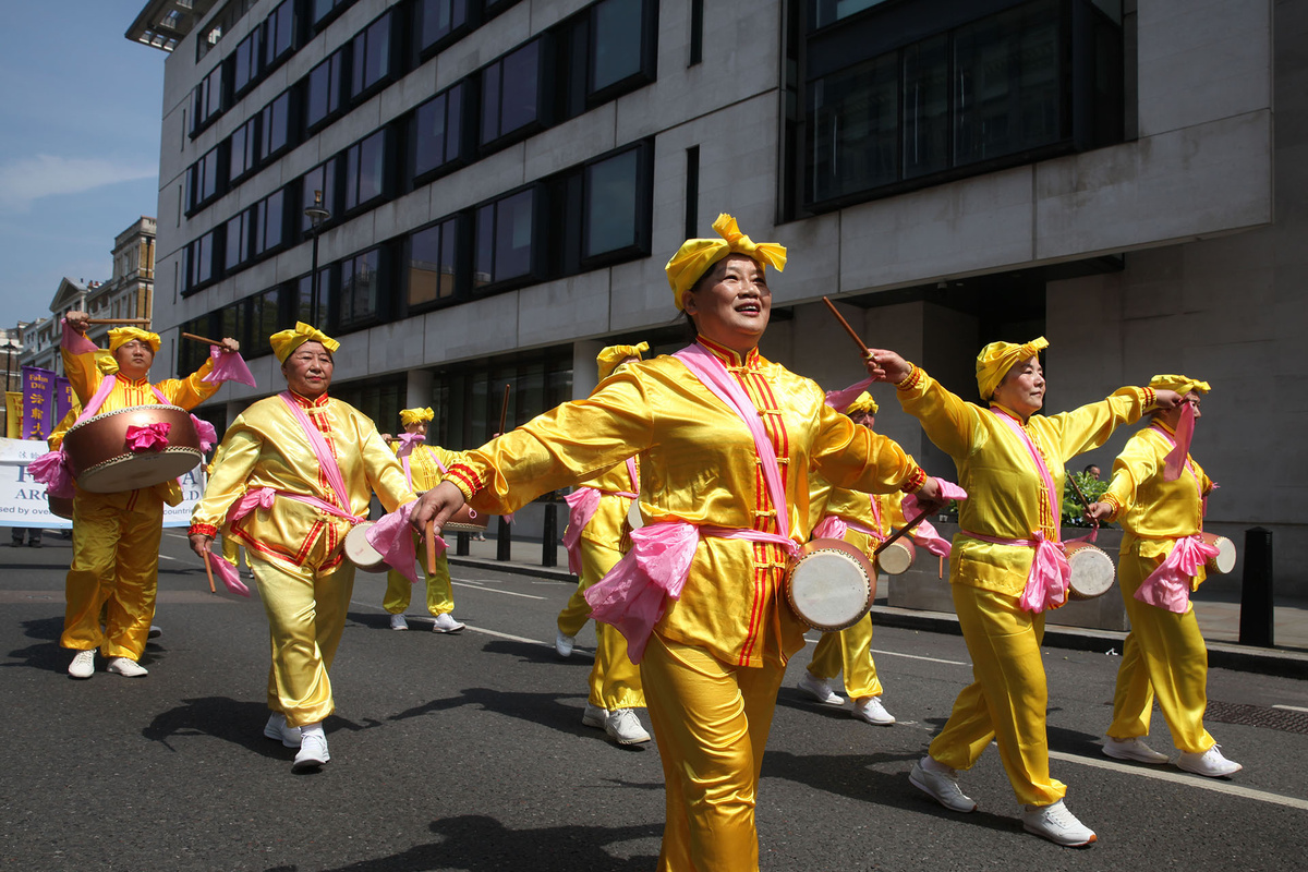   Участники секты «Фалуньгун» в Лондоне на марше против преследований в Китае