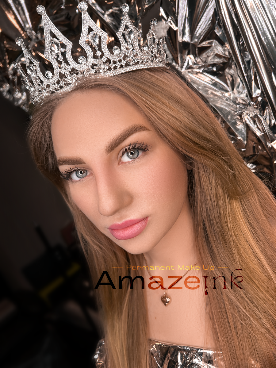 Наша модель после процедуры бровей