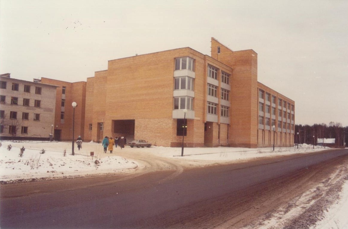 Достраивается главный корпус. 