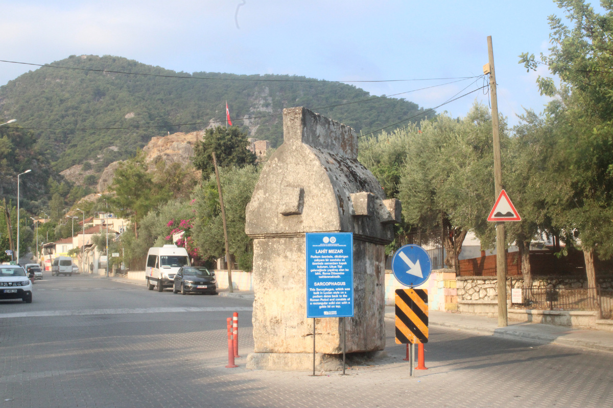 Вот: прямо на дороге. В Каше то же самое