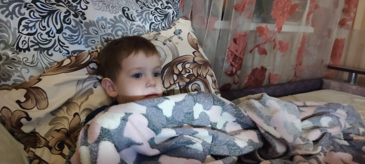 Лежит смотрит мультики