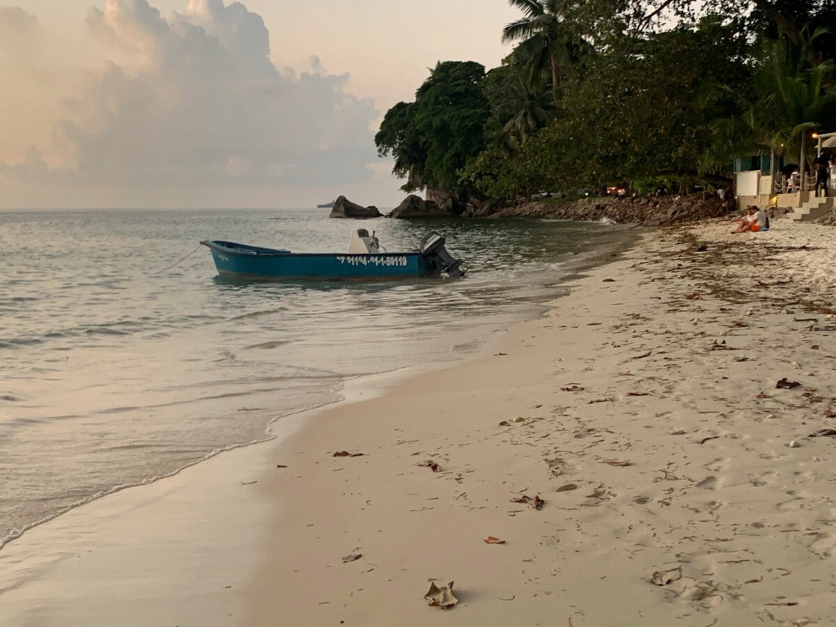 Предзакатный снимок на пляже Бо-Валлон рядом с баром