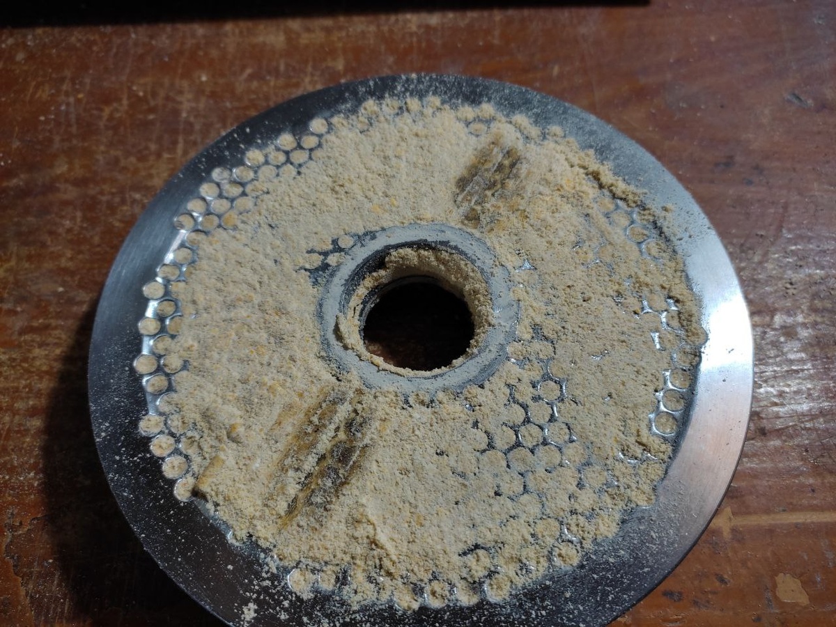 Матрица гранулятора, подготовленная к чистке и высверливанию кукурузы.