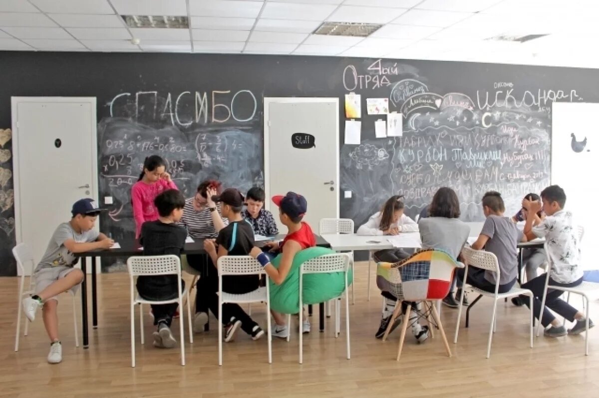    На занятиях ученики пробегаются по школьной программе – от основ арифметики до правописания.