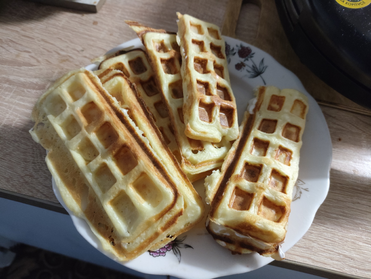 Между двух вафель сметанки положила - вкусно так!