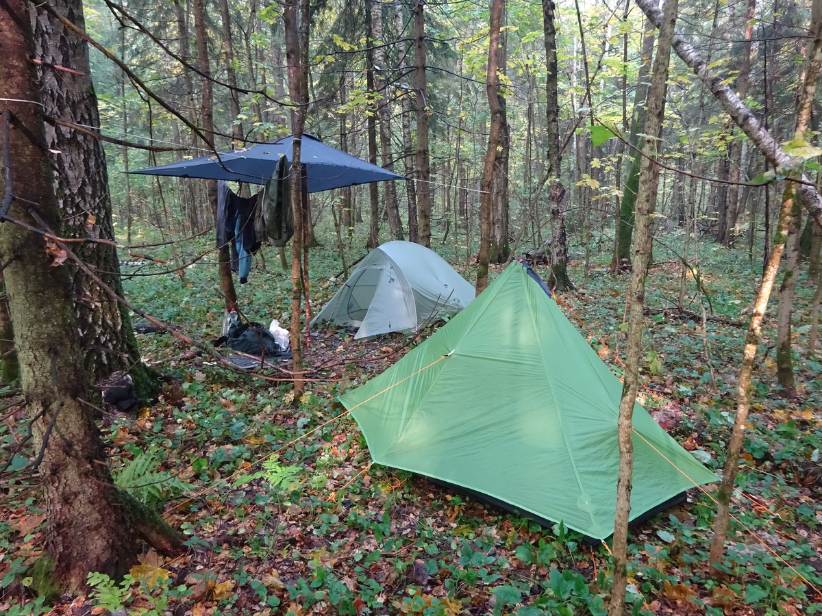 Big Agnes Fly Creek HV UL 2 (белая палатка) и Flames Creed LanShan 1 (зелёная палатка)