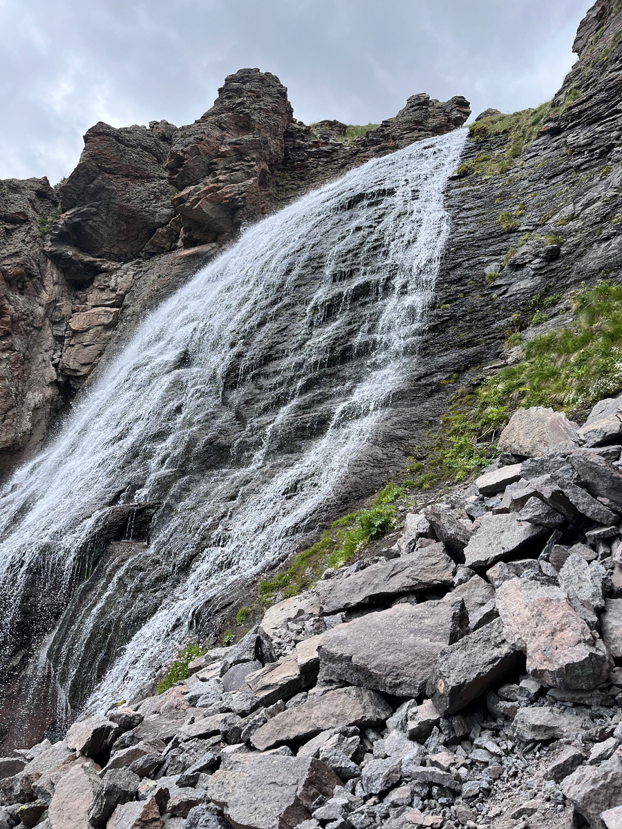 Водопад "Девичьи косы", впереди еще дальний путь до обсерватории.
