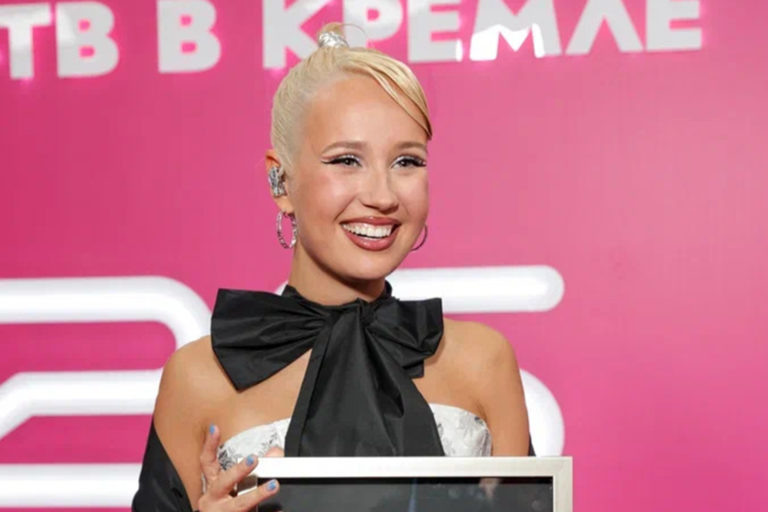 Green apelsin солистка. Клава кока в экстрасенсов. Против клавы кока. Клава кока битва экстрасенсов. Клава кока певица.