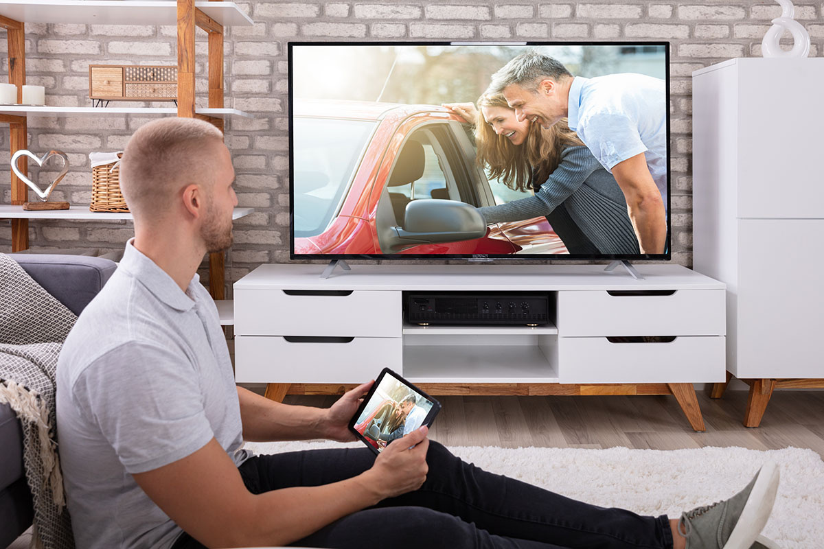    Что может быть лучше, чем устроиться с друзьями на диване перед домашним кинотеатром? Источник: Shutterstock