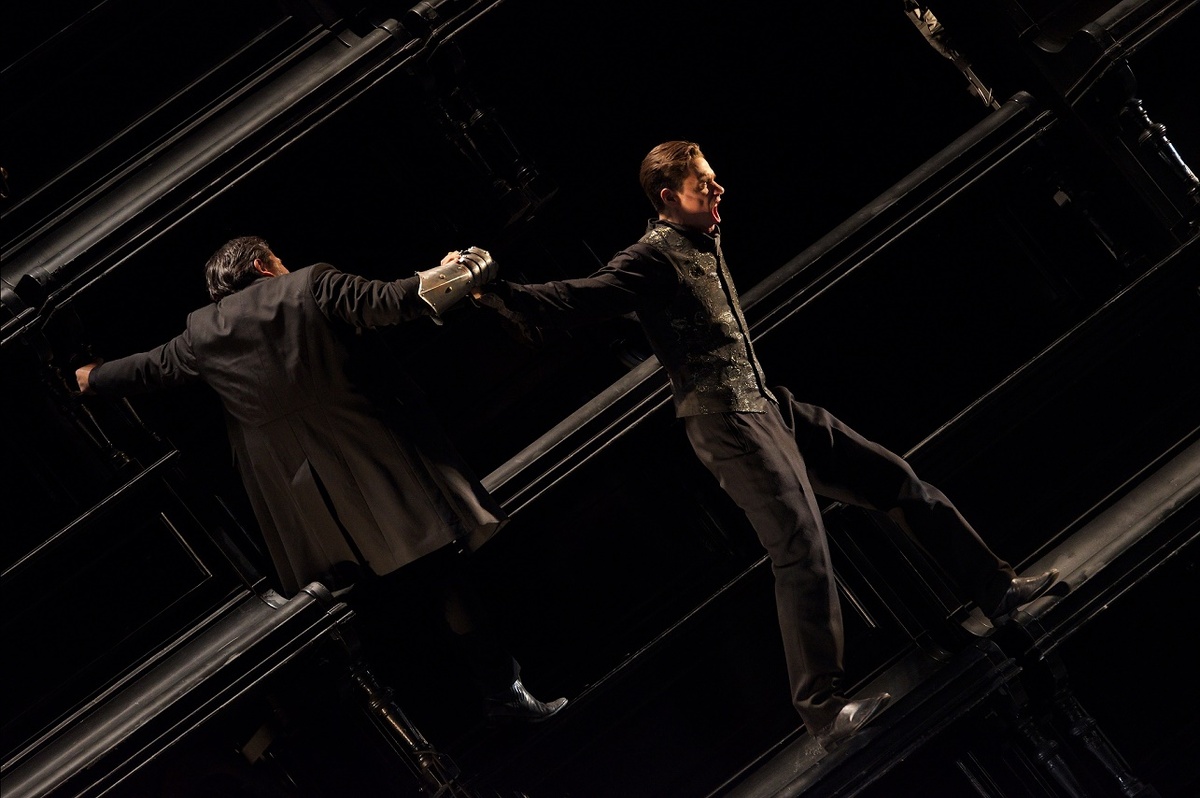   Сцена из спектакля. Командор ( Ф. Кудрявцев) и Дон Жуан ( Д. Зуев), фото с официального сайта МАМТ