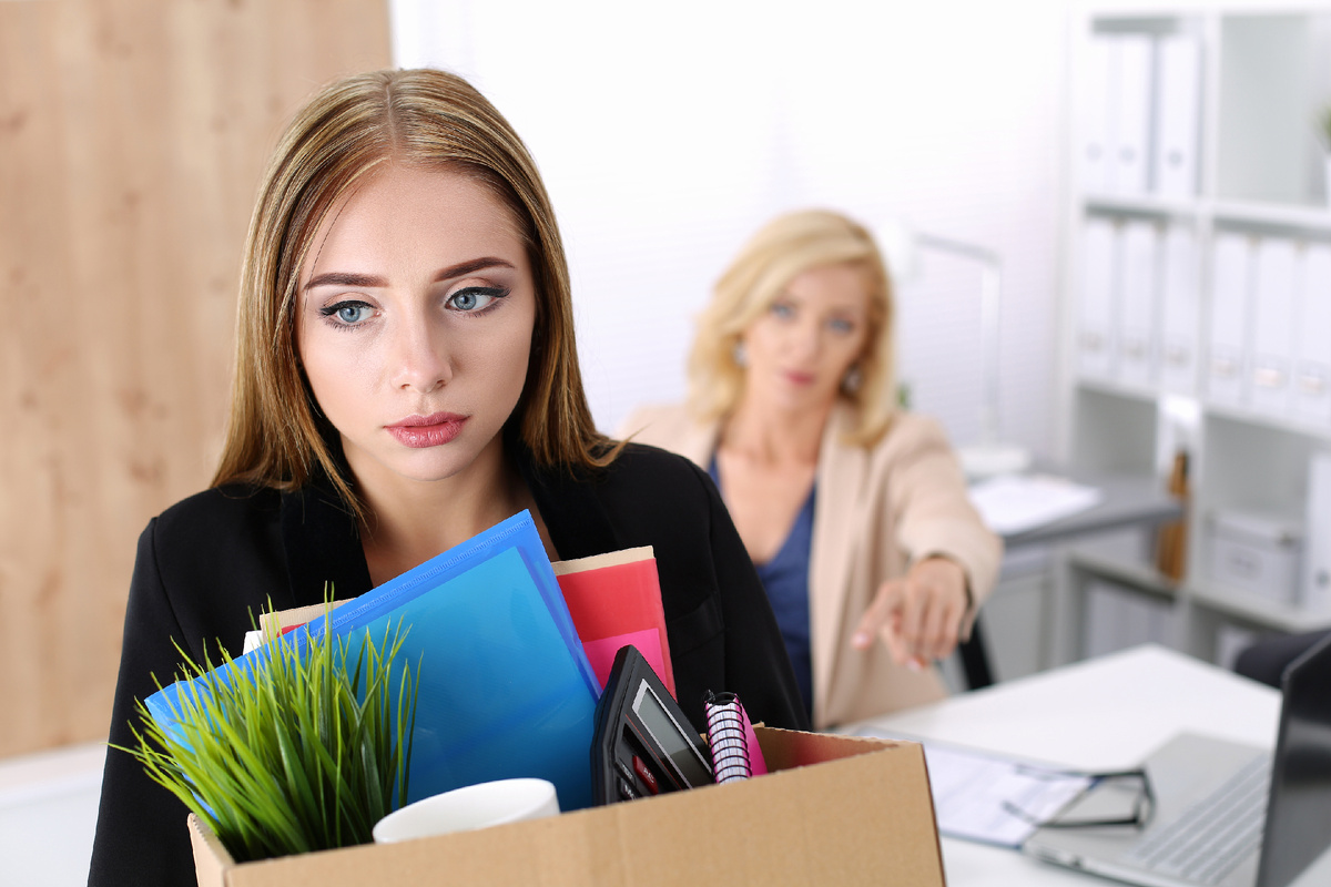 Источник фото https://ru.freepik.com/premium-photo/boss-dismissing-employee-dejected-fired-office-worker-carrying-box-full-belongings_10532929.htm