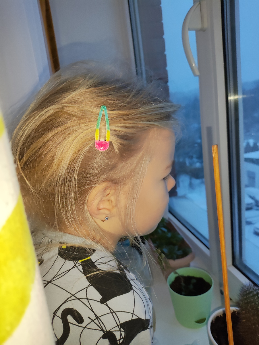 Вот прямо бы так и глядела в окошко все два дня. На часах 8:20 утра, выпал снег🥶