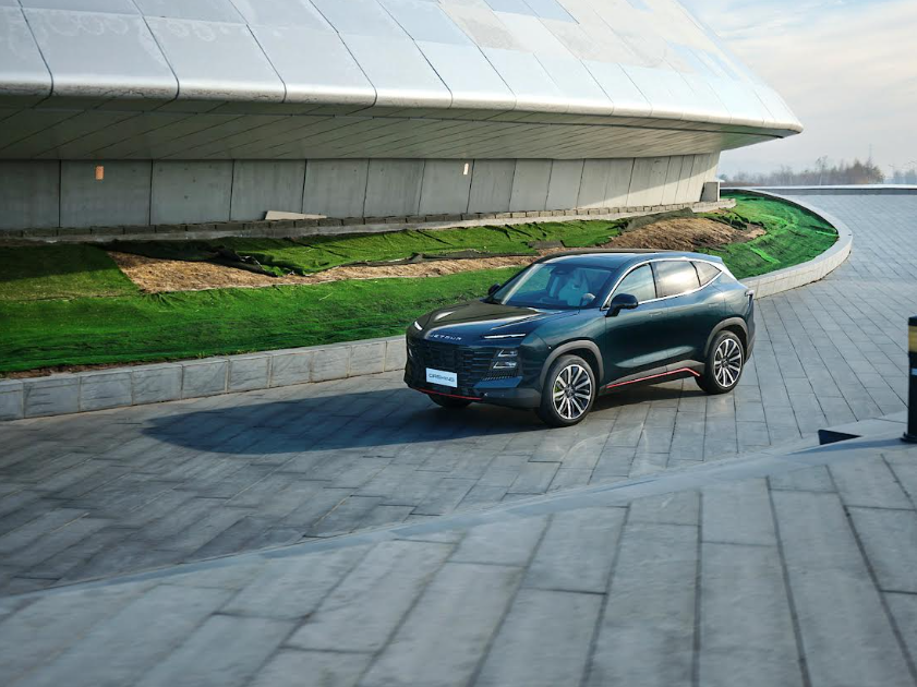 В России состоялся старт продаж полноприводного Jetour Dashing AWD. Минимальная цена без каких-либо условий и скидок составляет 3 649 000 рублей.